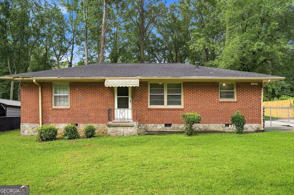 Photo of 126 E Mimosa Drive, Jonesboro, GA 30236 (MLS # 10829093)