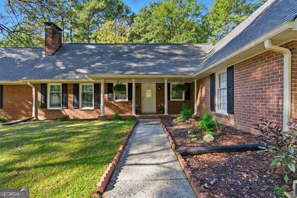 Photo of 190 Willow Lake Lane, Sharpsburg, GA 30277 (MLS # 10630330)