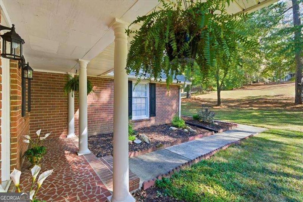 Photo of 190 Willow Lake Lane, Sharpsburg, GA 30277 (MLS # 10630330)