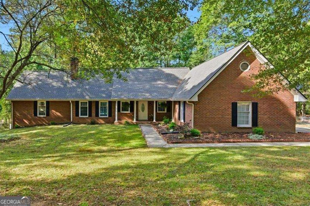 Photo of 190 Willow Lake Lane, Sharpsburg, GA 30277 (MLS # 10630330)