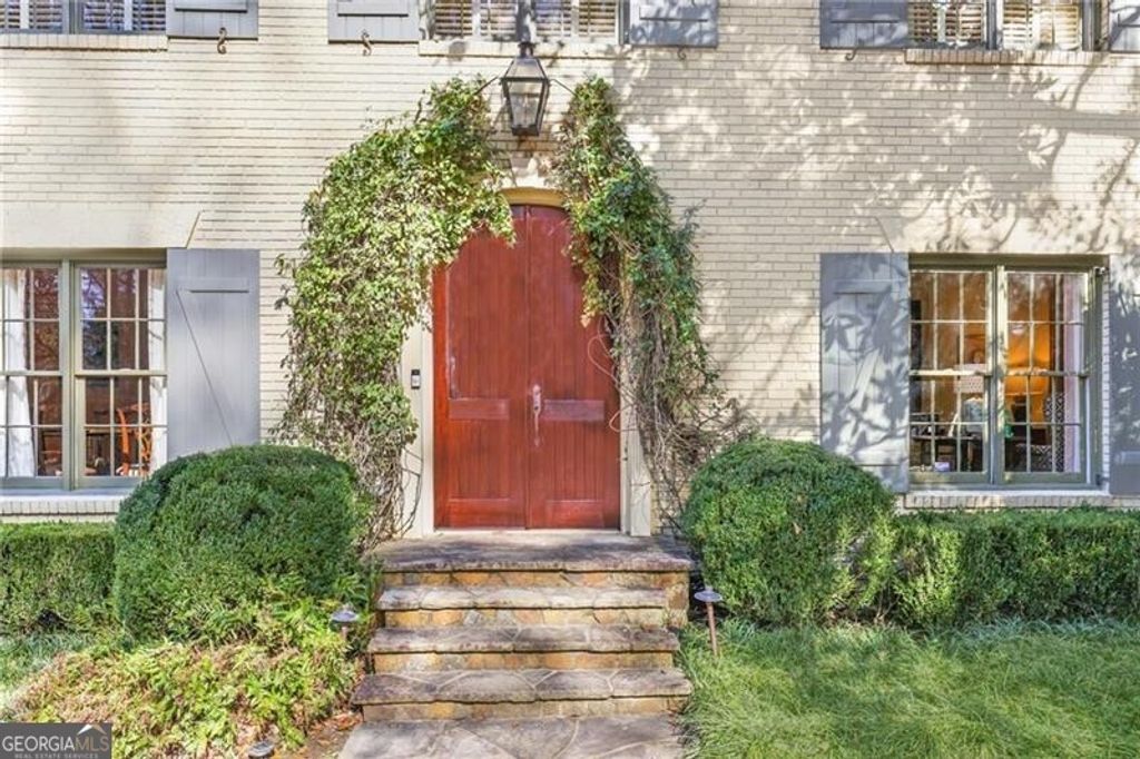 Photo of 2586 Hyde Manor Drive NW, Atlanta, GA 30327 (MLS # 10676740)