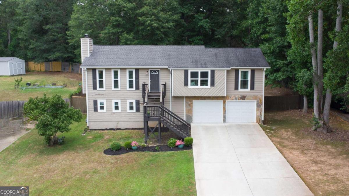 Welcome to this charming 4 bedroom, 3 bathroom home with no HOA within the Horseshoe Bend neighborhood. This home had a top to bottom remodel since 2019. New windows, shutters and gutters were installed in 2022 and the driveway was replaced in 2020! The pets and kids will enjoy the huge, fenced backyard. This home checks all the boxes! Come check it out!