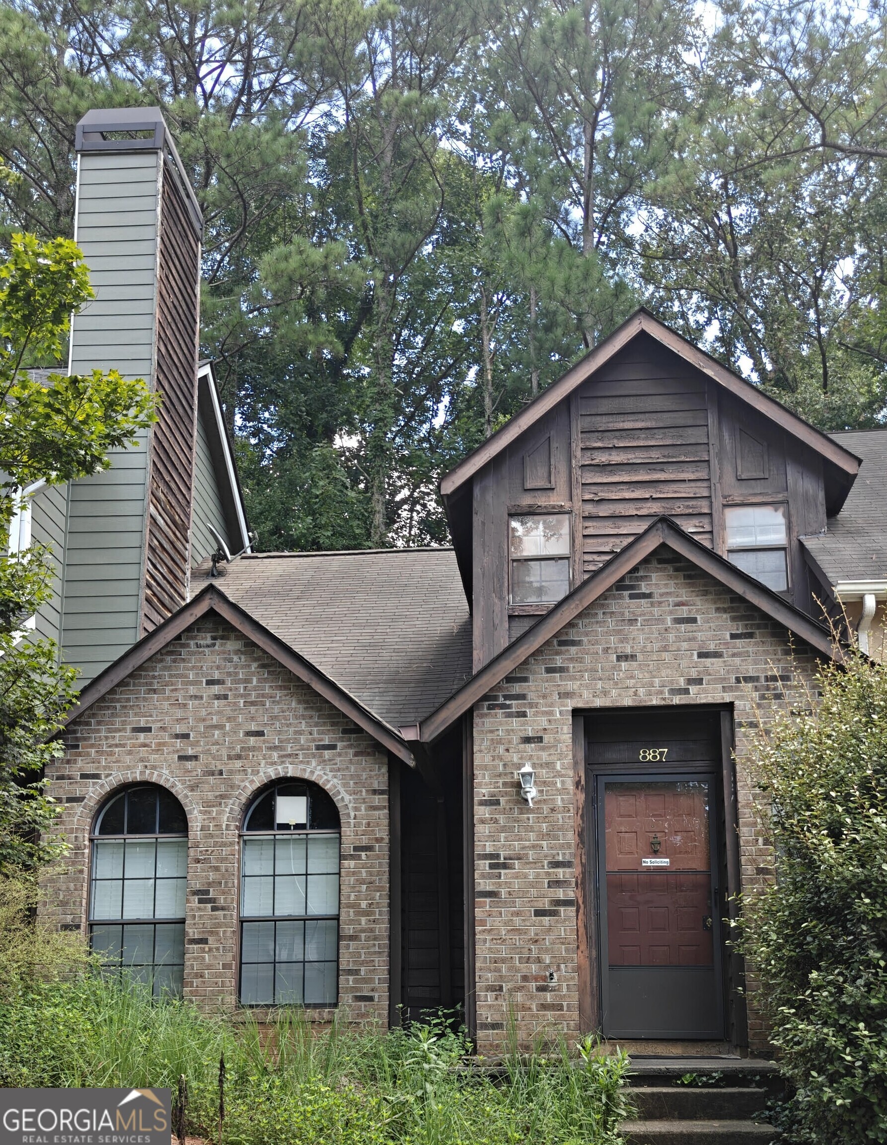 Wonderful Townhome close to everything. Perfect for the professional looking to get ahead. Investors welcome.