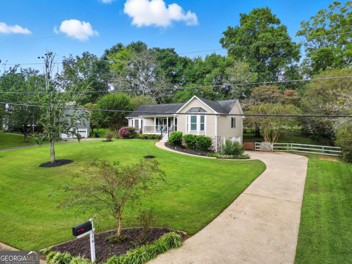 516 E Cherokee CT