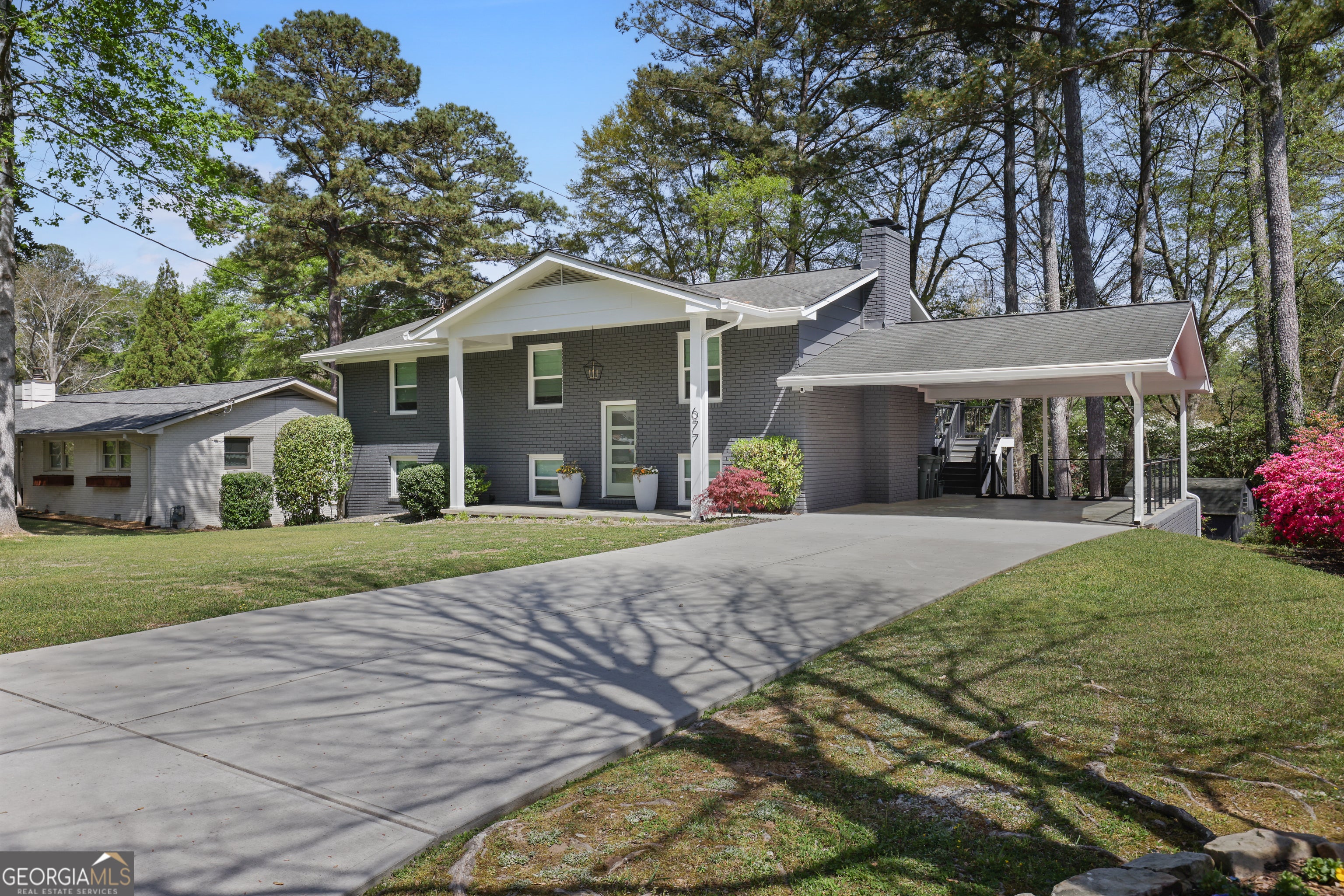 677 Hillandale CIR SW