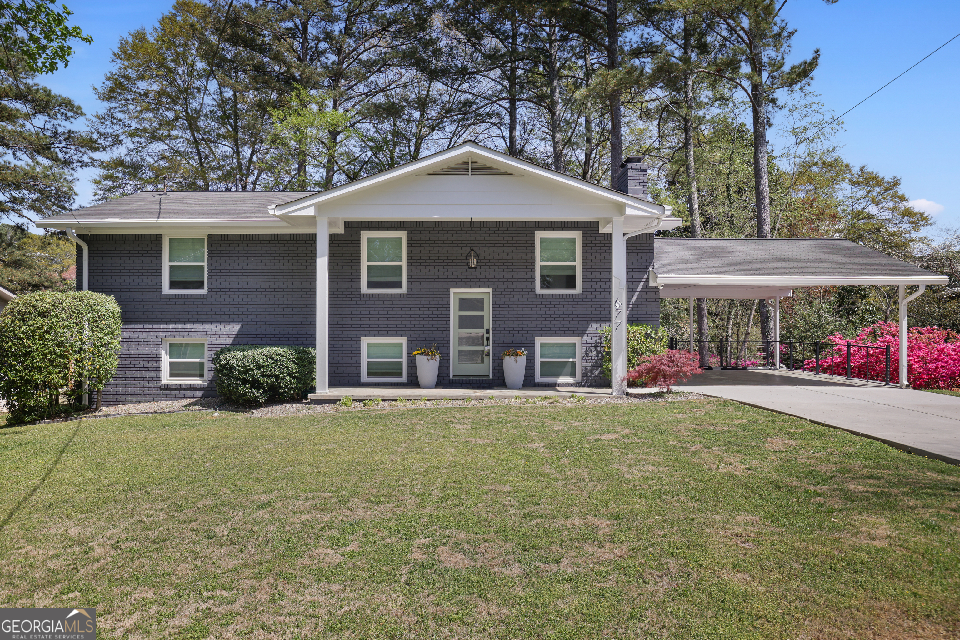 677 Hillandale CIR SW