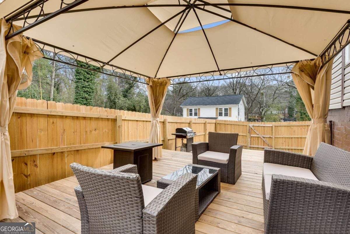 335 Fairburn RD NW