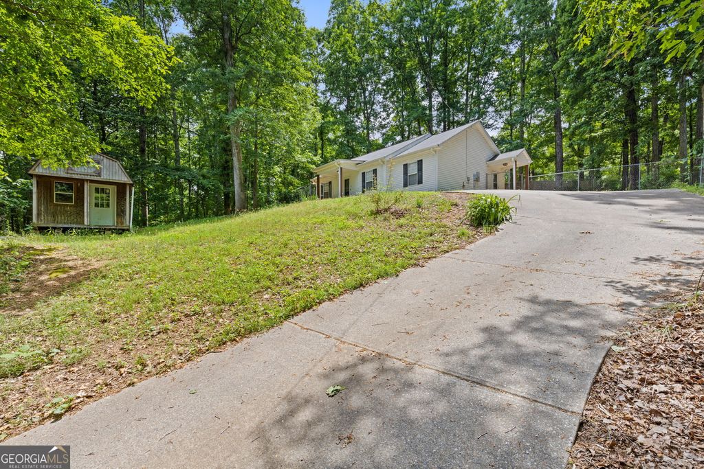 Photo of 15 Twin Lakes Road, Winder, GA 30680 (MLS # 10765231)