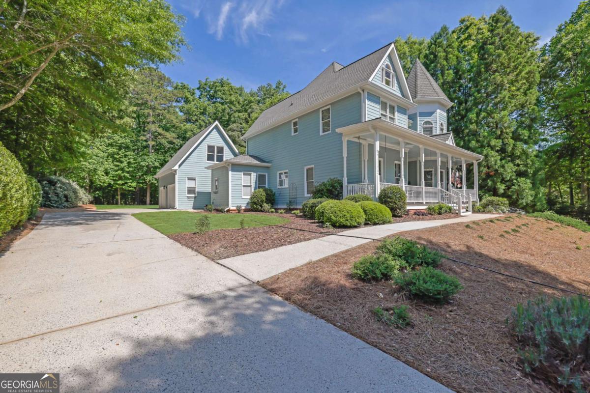 360 Coach House LN