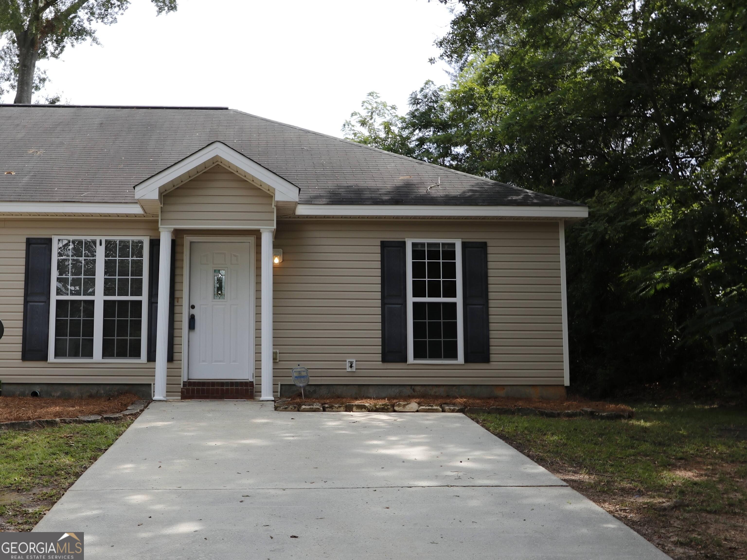 Charming 2 bedroom townhouse in Centerville! Located in a quiet cul-de-sac just steps from Center Park and only 15 mins from Robins AFB. This cozy home features an eat-in kitchen with pantry, a fenced backyard and private patio- perfect for relaxing or entertaining. Ideal for first time home buyers, investors, or anyone looking to downsize. Don't miss this great opportunity!