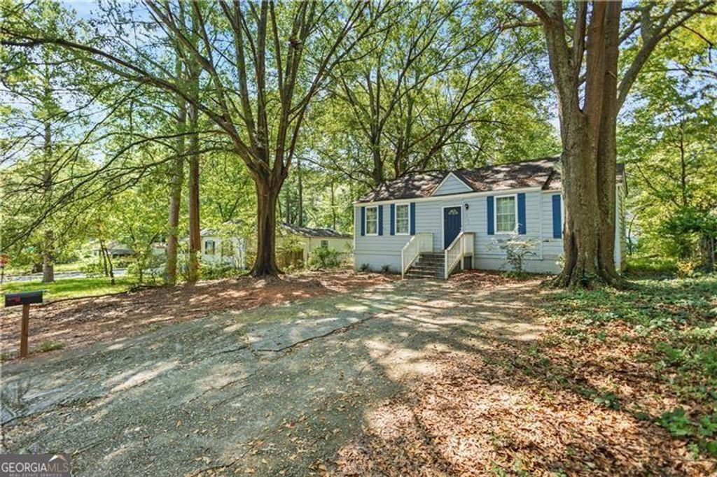 Photo of 1324 Almont Drive SW, Atlanta, GA 30310 (MLS # 10734335)