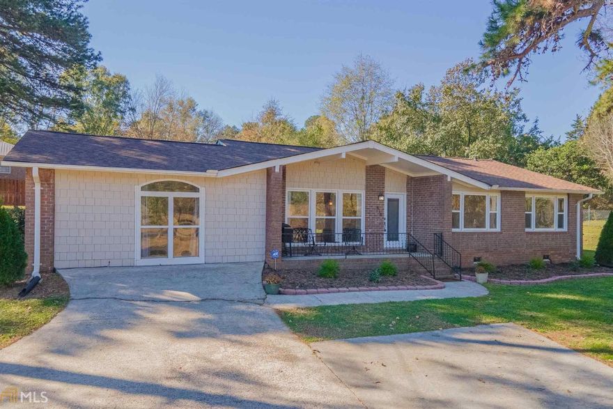4 bedroom ranch with 2 masters on a split floor plan.  The kitchen is perfect for entertaining a crowd with enough counter space (granite!) to cook, bake, and present your holiday meals.  Completely open main living areas are great for a large family.  3 bedrooms and 2 baths on one end of the house, including the original master with full bath.  On the other end of the house you'll find the main master with full bath, jetted soaking tub, and plenty of closet space.  All bedrooms have above average closet space so keep your winter and summer clothes out year round if you want.   The back yard is just the right size and fenced in to keep your kids or pets where you can seem them from the kitchen window. Plenty of parking space out front and a front porch to grill on. Well maintained, affordable living close to town!