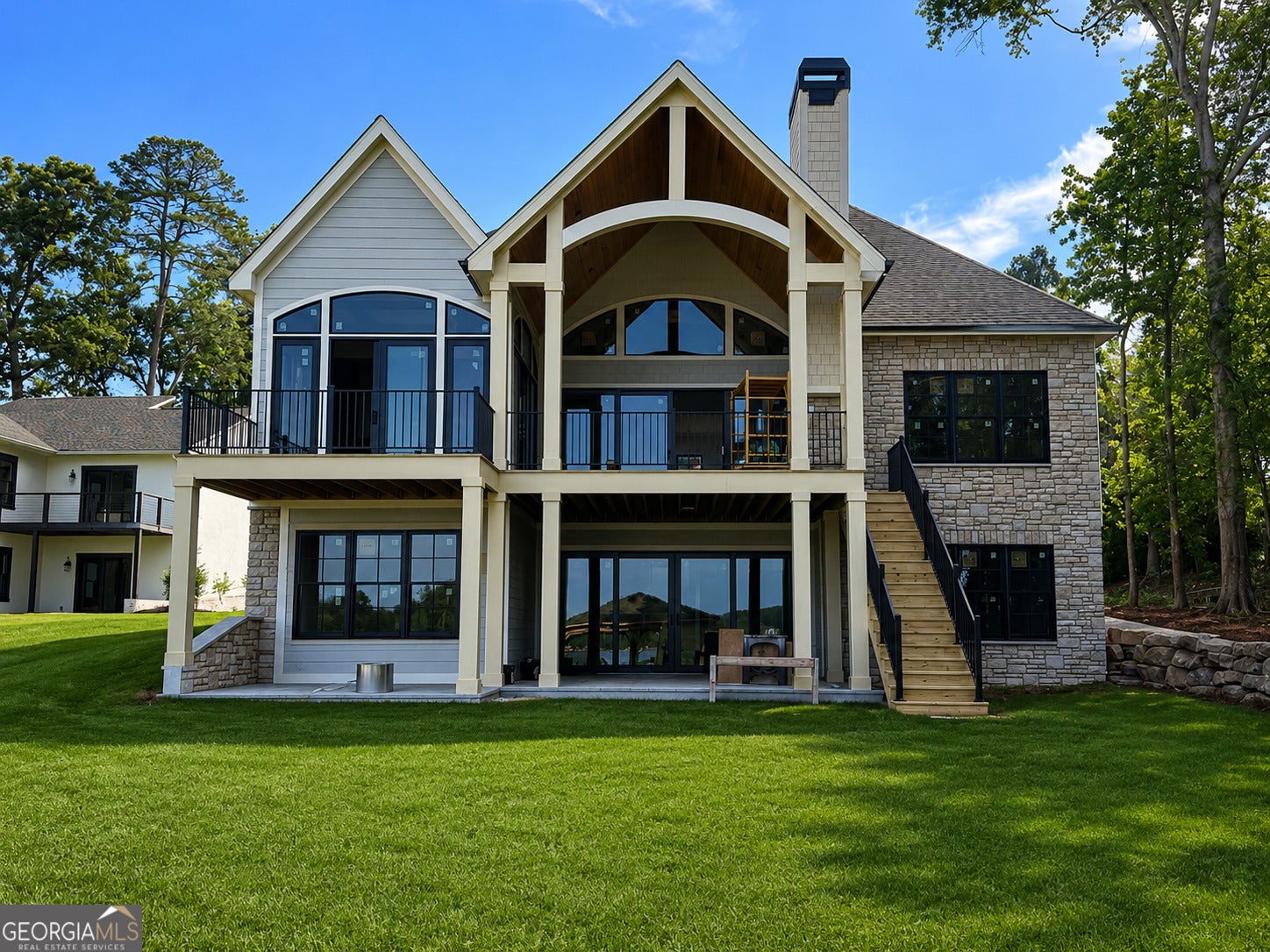213 Lakecrest DR NE