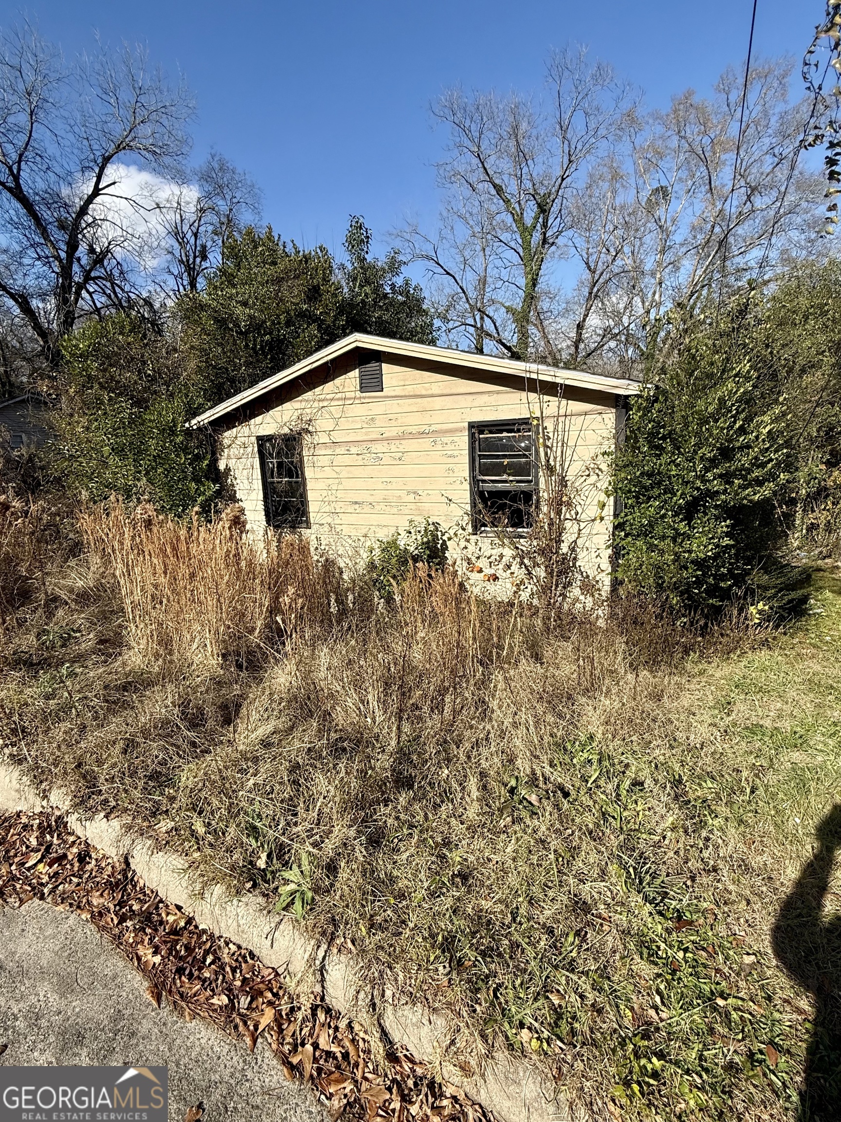 Take advantage of this partially constructed duplex, ready for you to complete and transform into a cash-flowing asset or tear down and re-build. With the foundation and framework already established, you can add your unique finishing touches and start generating income soon. Cash only! Please contact your favorite agent to view this property today!