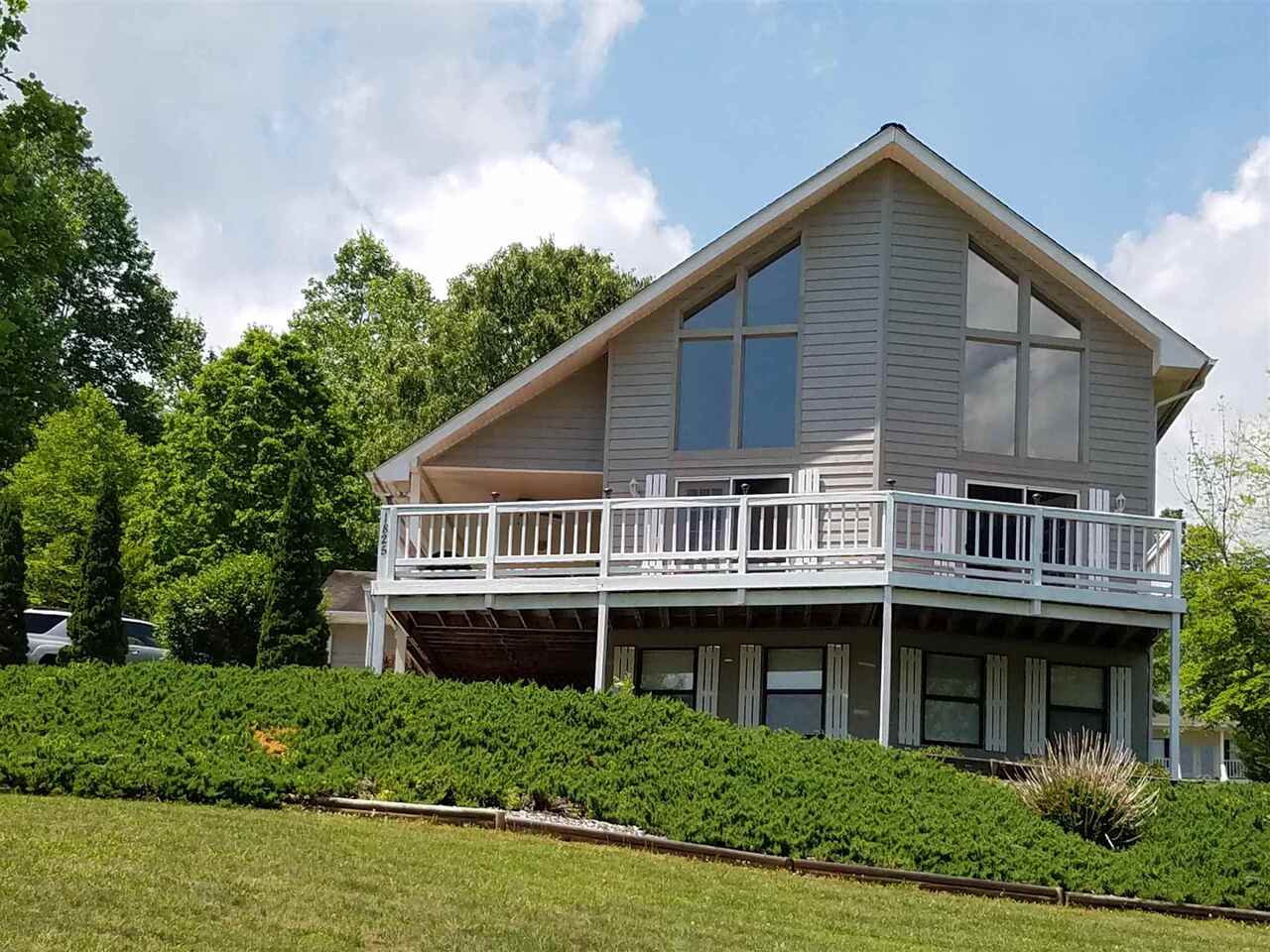 WELL MAINTAINED CHALET STYLE HOME WITH OPEN ROOM CONCEPT. STACK ROCK GAS LOG FIRE PLACE. BIG VIEWS FROM LIVING ROOM OR DECKS. KITCHEN FEATURES DOUBLE OVEN 5 BURNER GAS RANGE AND LOADS OF CABINETS. MASTER ON MAIN WITH WALK IN CLOSET. MASTER BATH HAS BOTH SEPERATE SHOWER AND JACUZI TUB. LARGE BEDROOM AND BATH UPSTAIRS ALONG WITH LOFT OFFICE SPACE. FULLY FINISHED BASEMENT WITH 2ND KITCHEN AREA AND BONUS 3RD BEDROOM AND FULL BATH. SEPERATE LAUNDRY ROOM. LOWER FINISHED DECK AREA. 2 CAR GARAGE AND SEPERATE LARGE WORKSHOP. OWNER IS A LICENSED REALTOR
