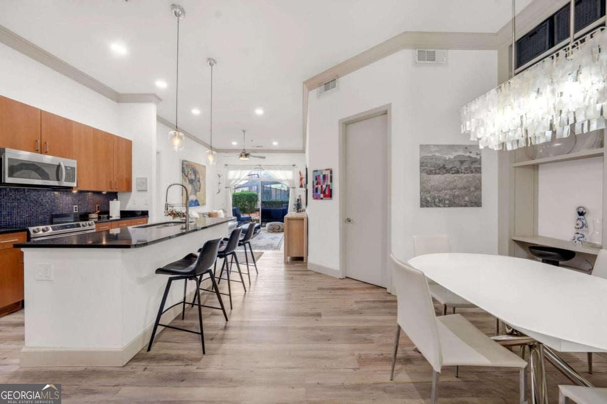 711 Cosmopolitan DR NE 150