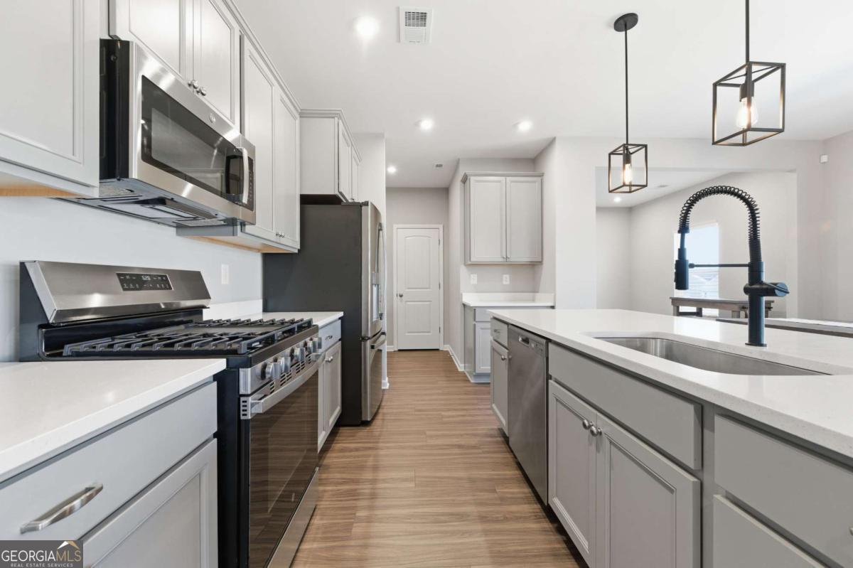 556 Crystal Lake PKWY