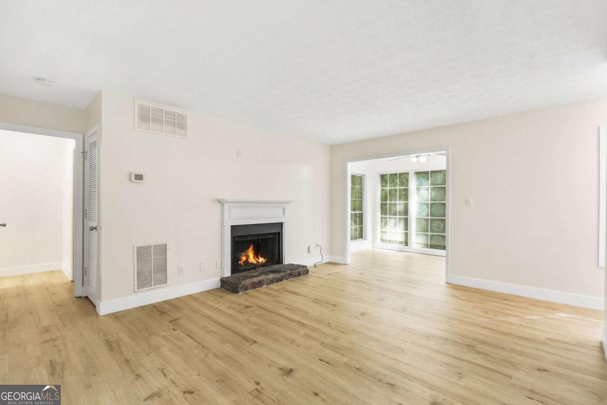 906 Country Park DR SE