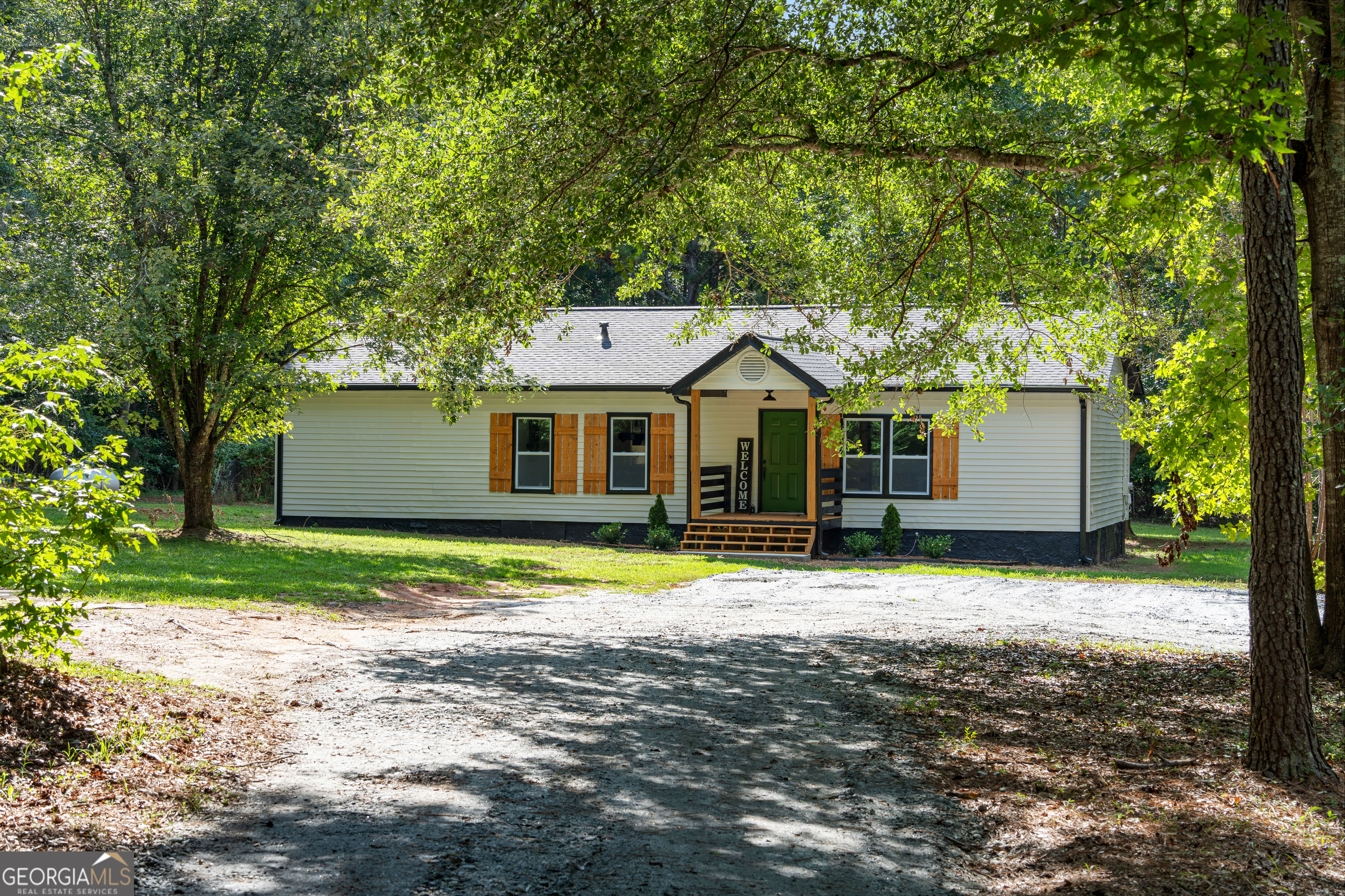Newly renovated home in Williamson Georgia! Pulling in through the gated entrance you will be met with a long circular driveway leading up to the house. Step out into the quiet sound of nature as you walk onto the new front porch. Walk in the front door to your new home and be welcomed with all of the new features waiting for you. A large kitchen welcomes you with a new back deck to step out onto. Three bedrooms, two bathrooms are calling to you to make them yours.