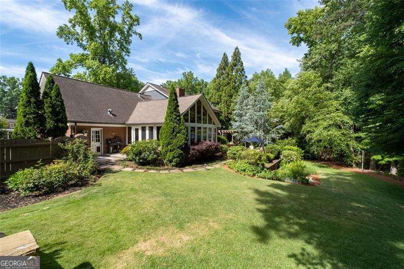 1018 Redfield LN