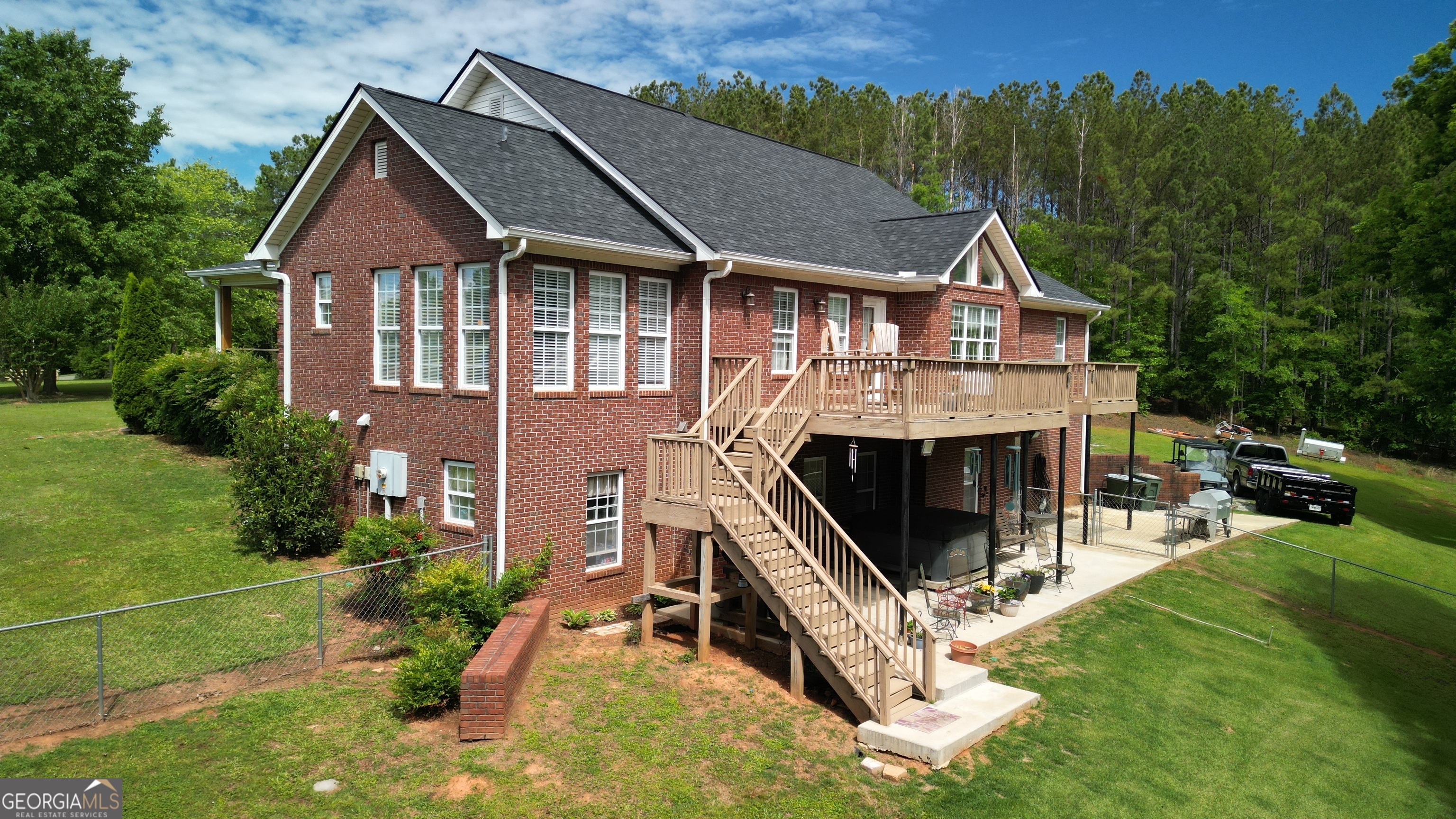 637 Lakeview DR