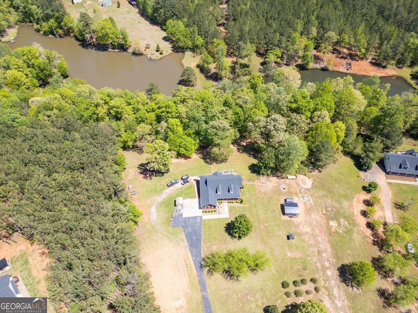 637 Lakeview DR