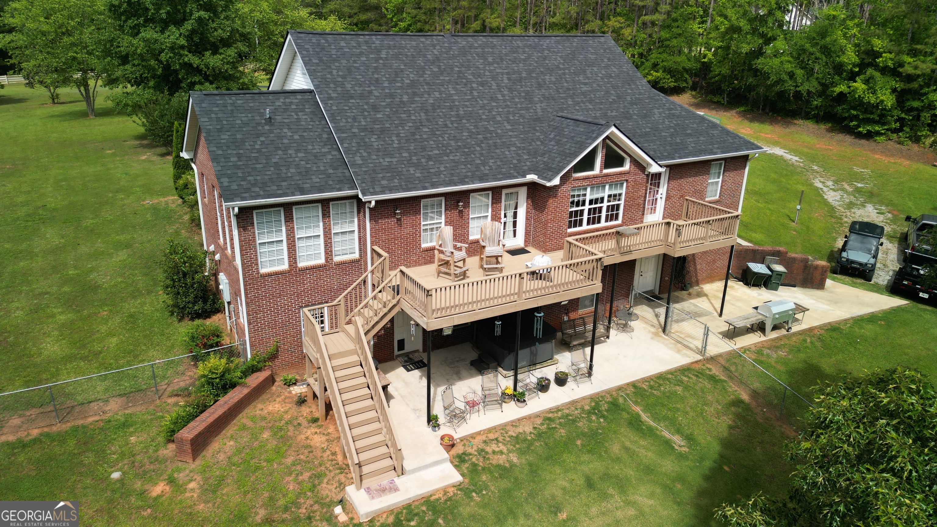 637 Lakeview DR