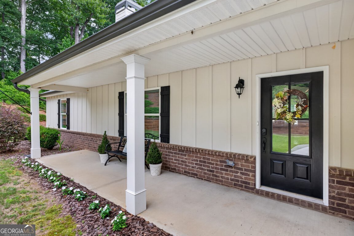 561 Oconee LN