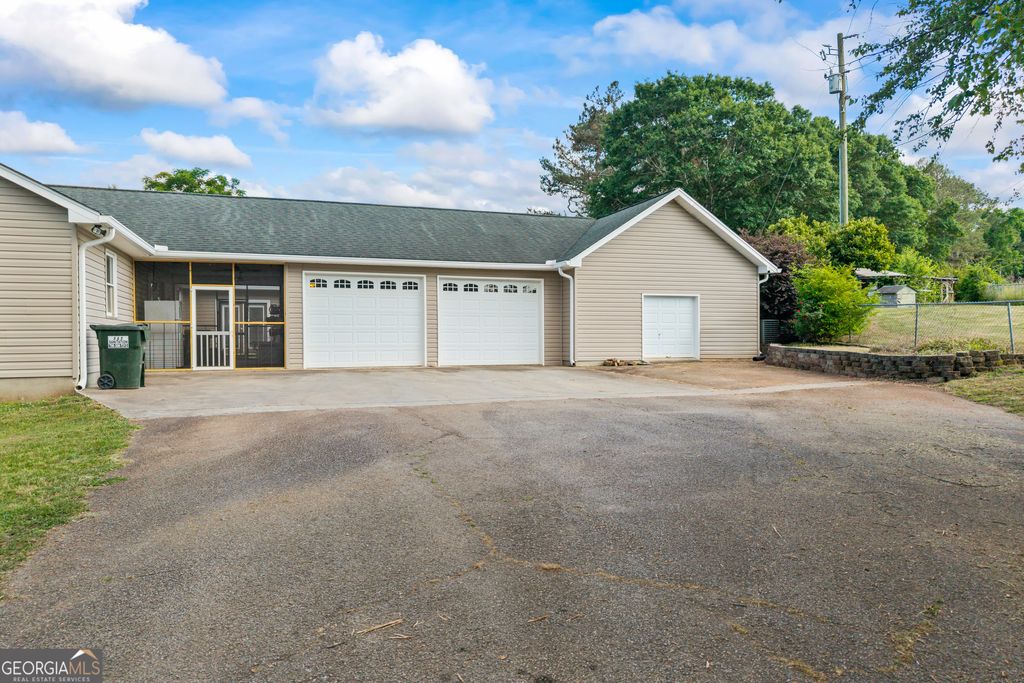 Photo of 976 Shoal Creek Road, Lavonia, GA 30553 (MLS # 10770620)