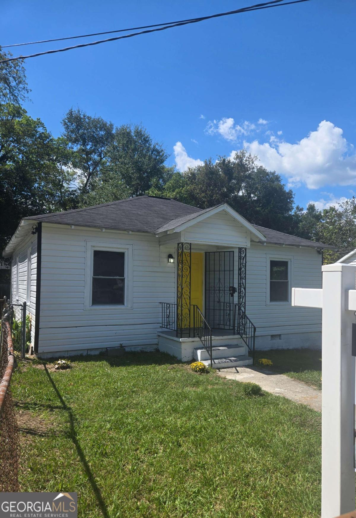 Charmin renovated home, 2 bedrooms 1 bath + bonus extra space, ideal for office or creative area. Welcome to this cozy and updated 806 sqft home, nested in a quiet neighborhood in Macon Ga. This beautiful refreshed property, offers confort, style and functionality, perfect for first time buyers, small families or investors. KEY FEATURES Completely updated home featuring a brand new air conditioning system, new floors throughout, a fully renovated bathroom, and fresh interior and exterior paint. Conveniently located near schools, shoping, and easy access to mejor roads, this home blends practicallity and charm at an unbeatable value. Don't miss this opportunity! With all recent upgrades, this home is truly turnkey and ready for its next owners. Schedule your private showing today!
