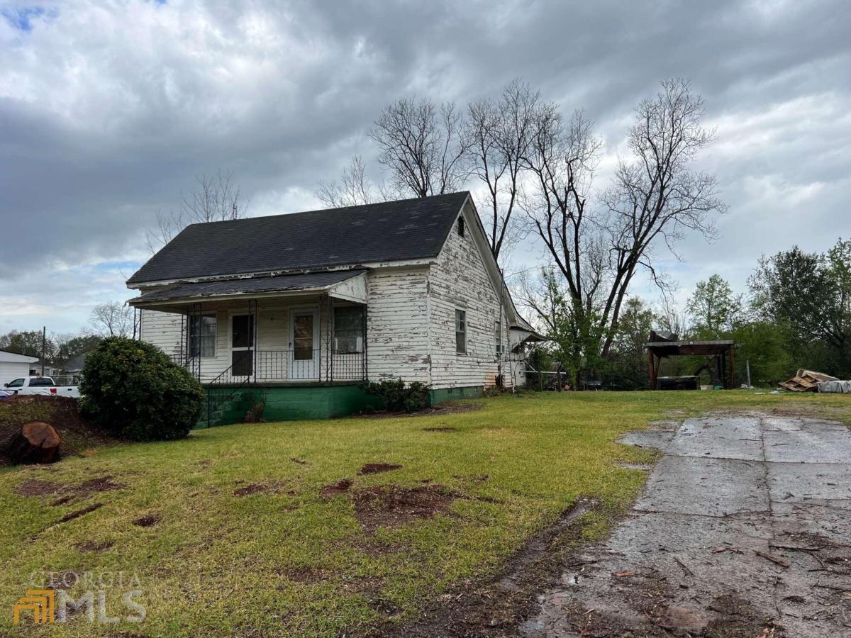 Location, Location! Bring Your Creative Ideas to This Home Located in North Griffin. Home Includes Two Bedrooms & One Bathroom, Kitchen, Family Room, Plus a Screened Porch & A Front Porch. It Sits on a Large Fenced Lot with Pecan Trees & Includes a Barn with Electricity & Carport.