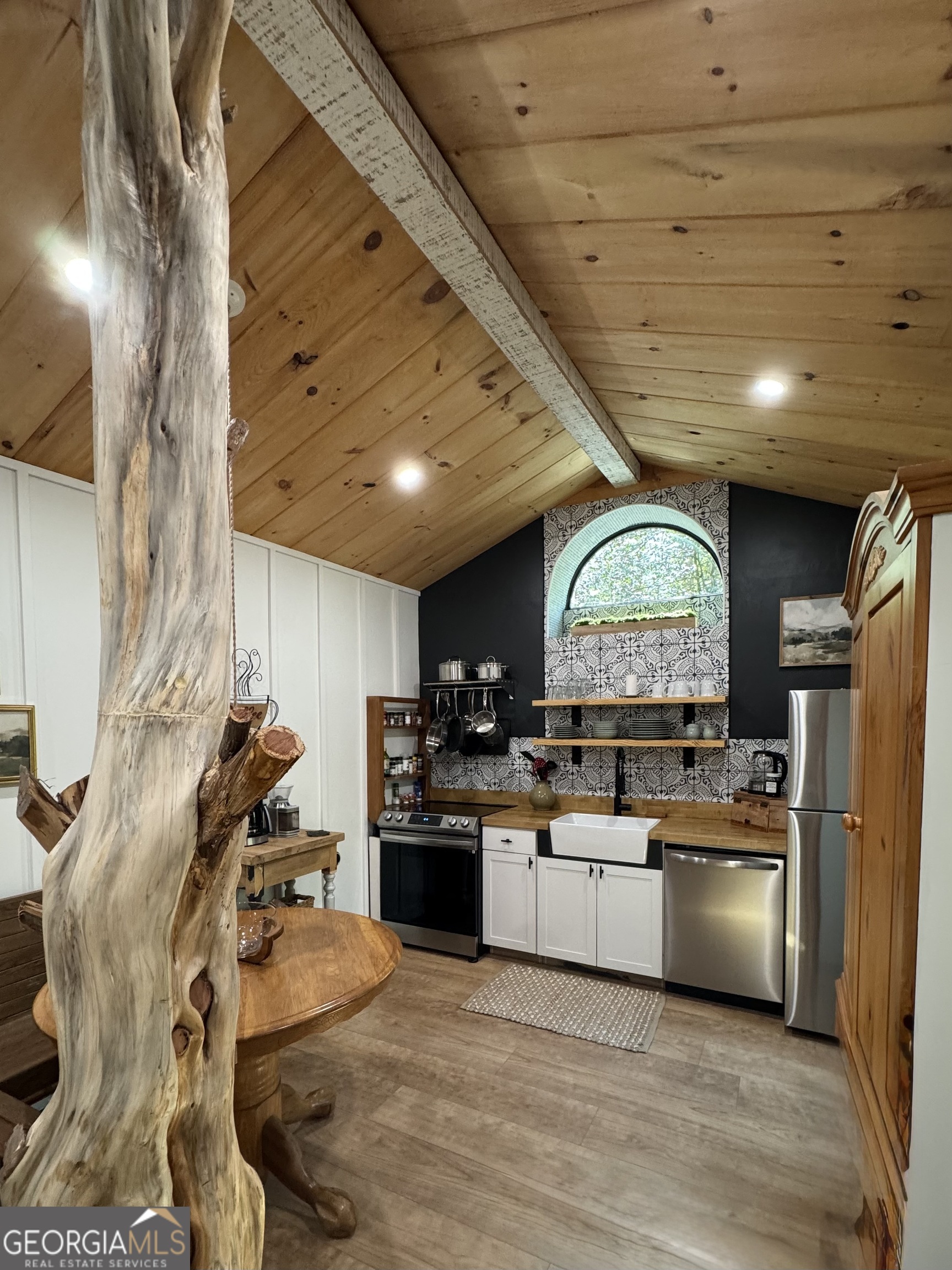 468 Charlottes Web DR