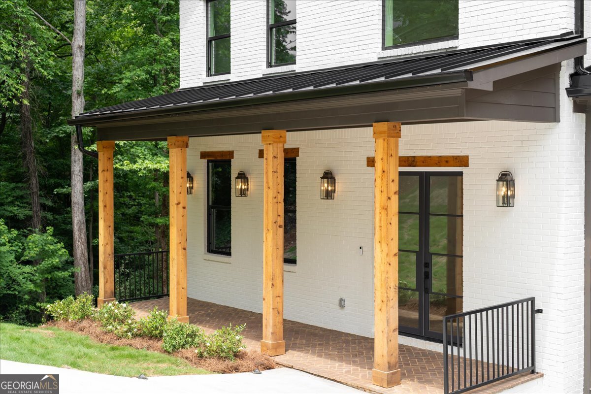 132 Lakeshore DR NE