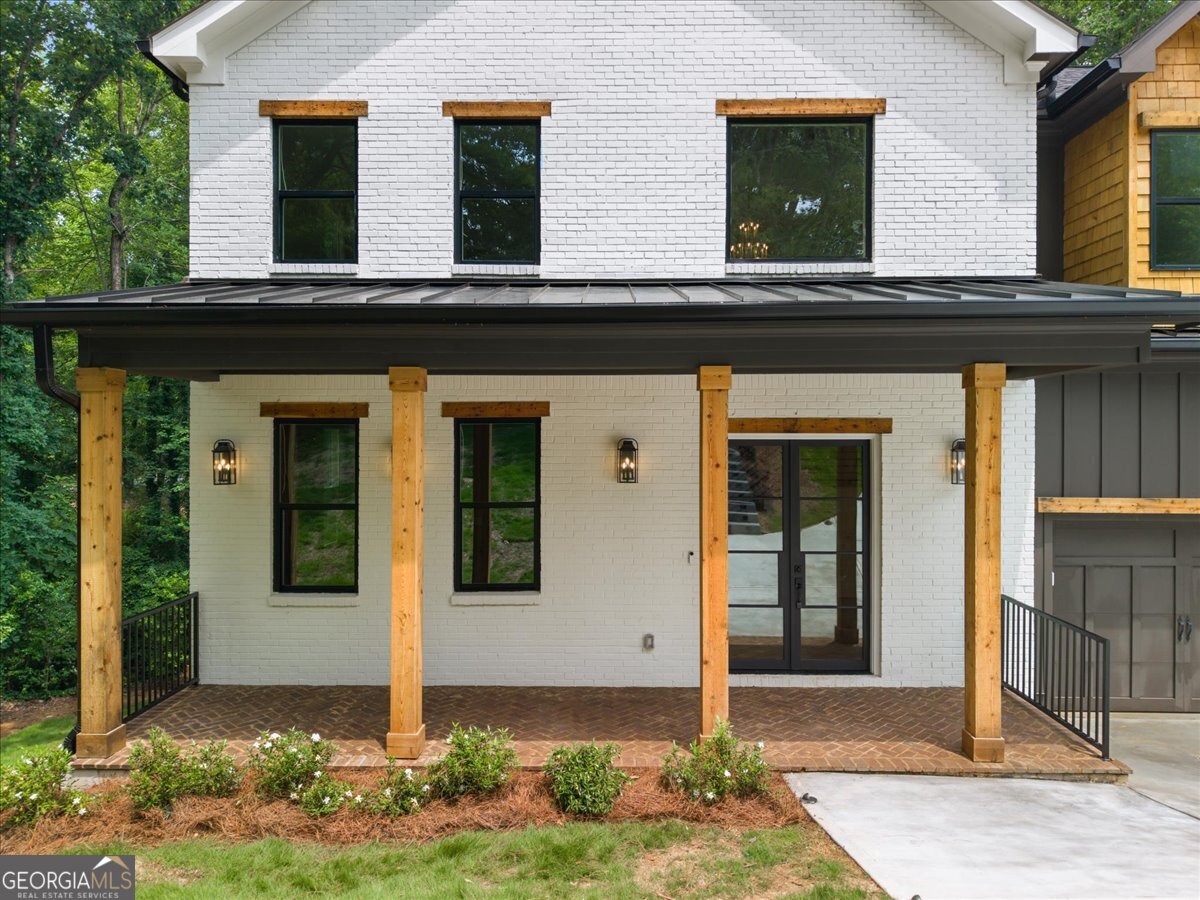 132 Lakeshore DR NE