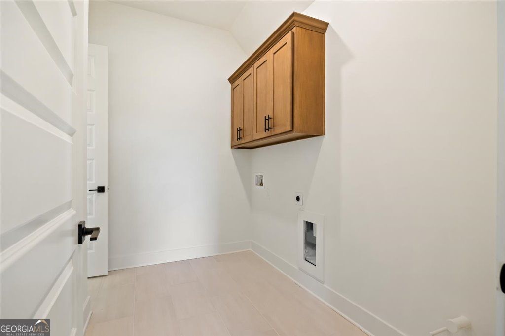 Cumming, Georgia 30028, United States, 4 Bedrooms Bedrooms, ,4 BathroomsBathrooms,Residential,Pending,200229