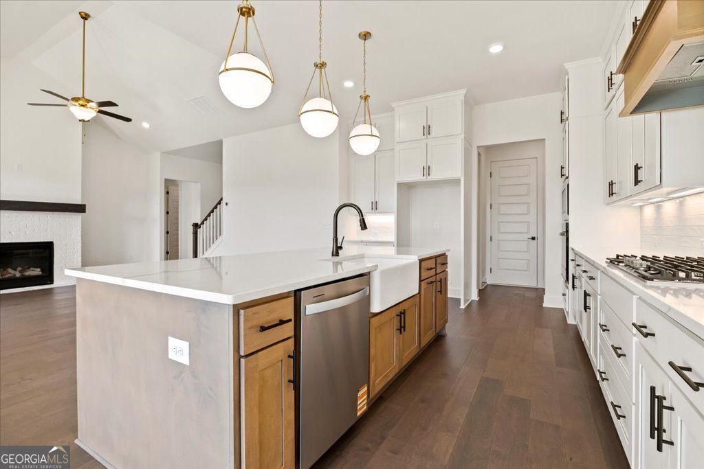 Cumming, Georgia 30028, United States, 4 Bedrooms Bedrooms, ,4 BathroomsBathrooms,Residential,Pending,200229