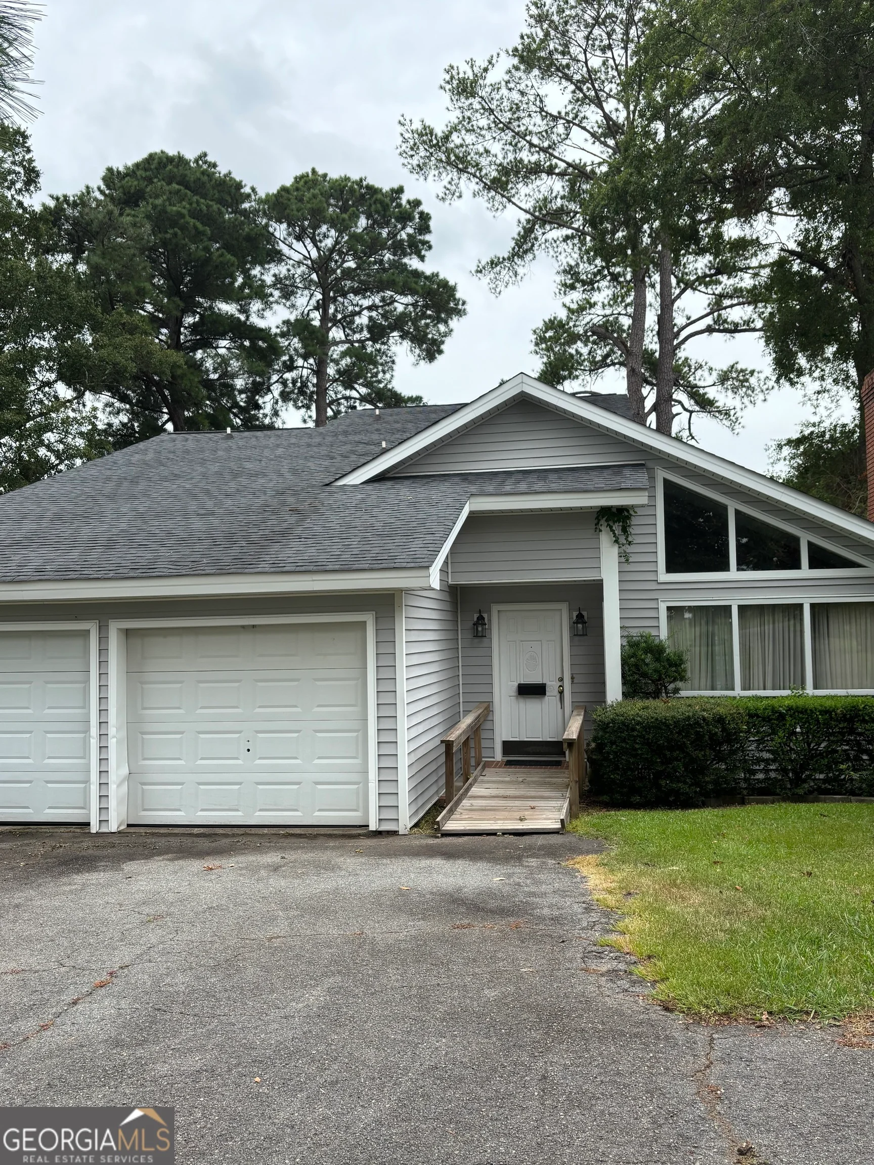 207A Lakeshore Circle