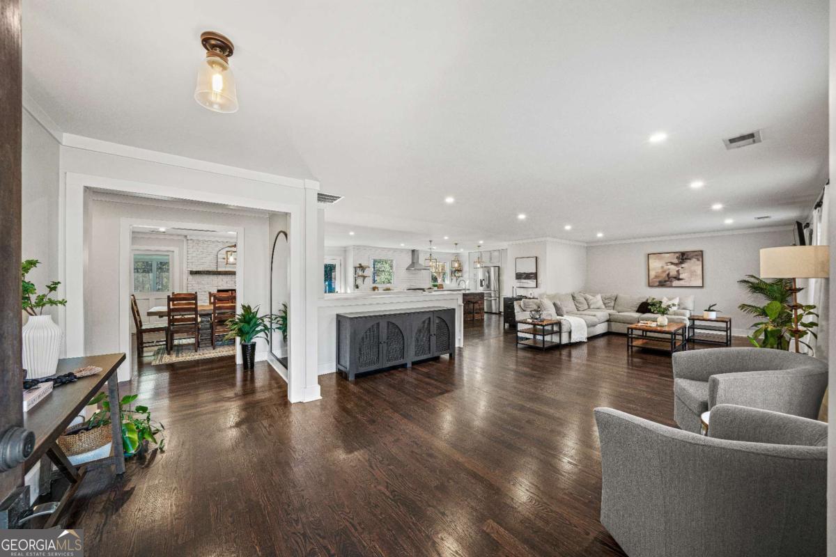 1570 King Arthur CT SE