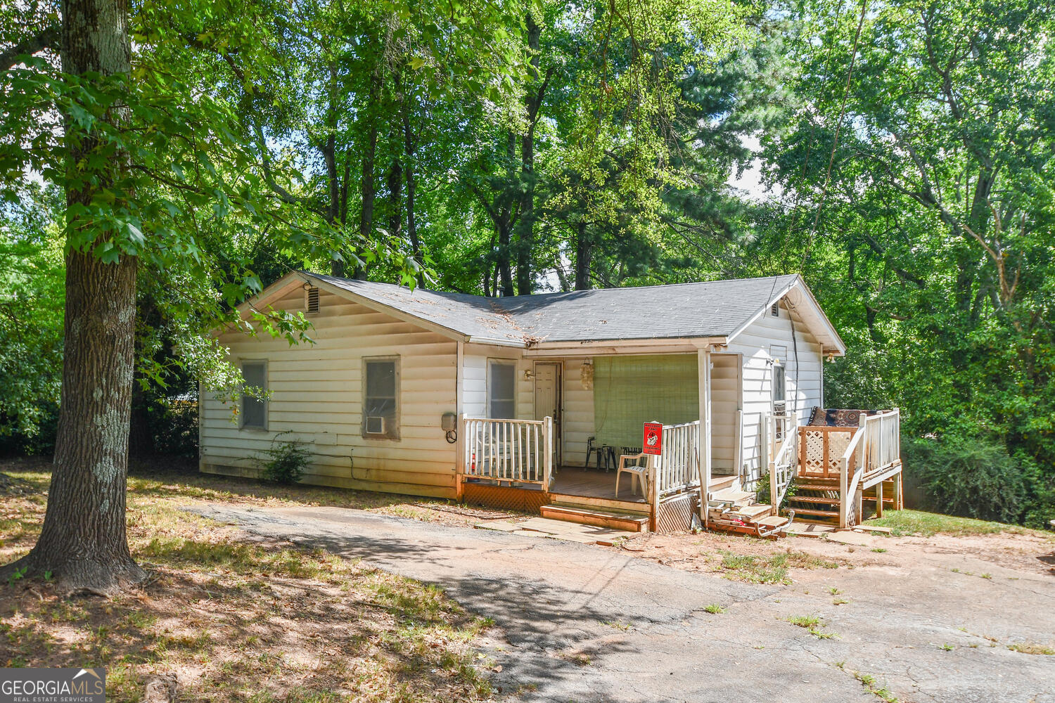 Exceptional Investment Opportunity in Gainesville! This 3-bedroom, 1-bath rental home sits on a generous 1.6-acre double lot. Whether you're looking to expand your rental portfolio, build a second home, or hold for future development, this property delivers strong long-term value. Located in a convenient yet quiet area, opportunities like this are rare-don't miss out!