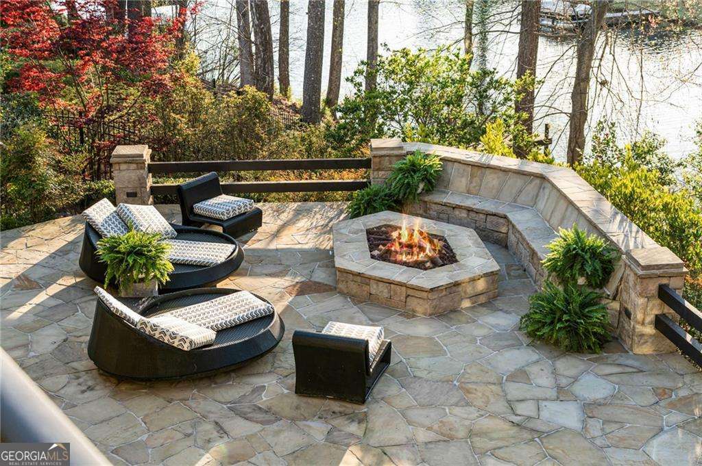 1125 Lake Shore Overlook