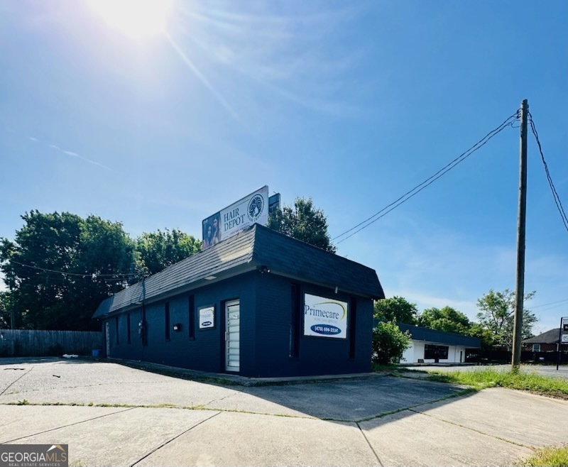 The perfect place for your business!! Don't miss this great opportunity. 2246 Pio Nono Ave to be sold with 2290 Pio non Ave . It is a parking lot across the street.