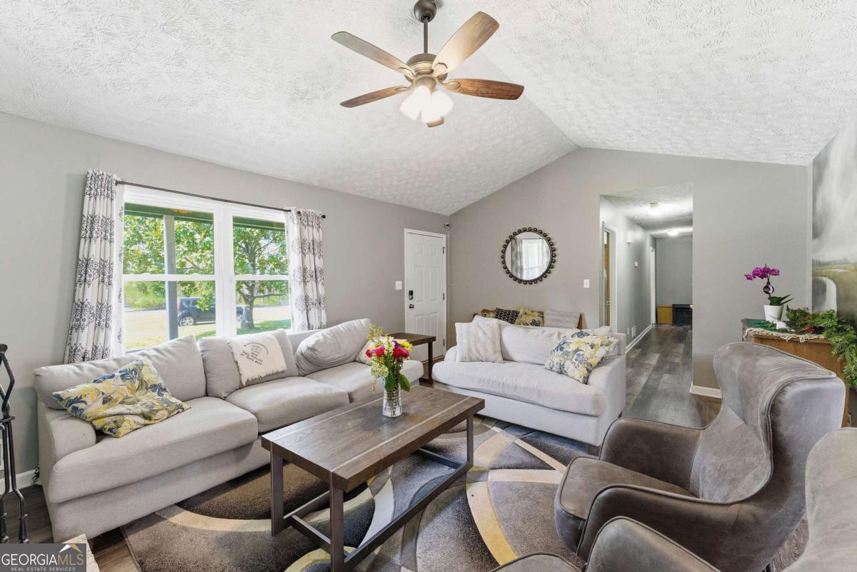 406 Hidden Valley Ct SE