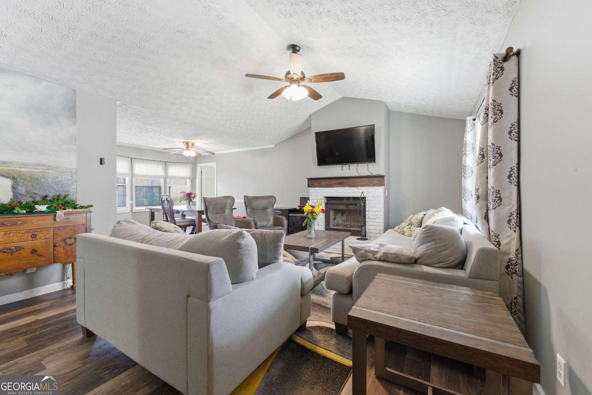 406 Hidden Valley Ct SE