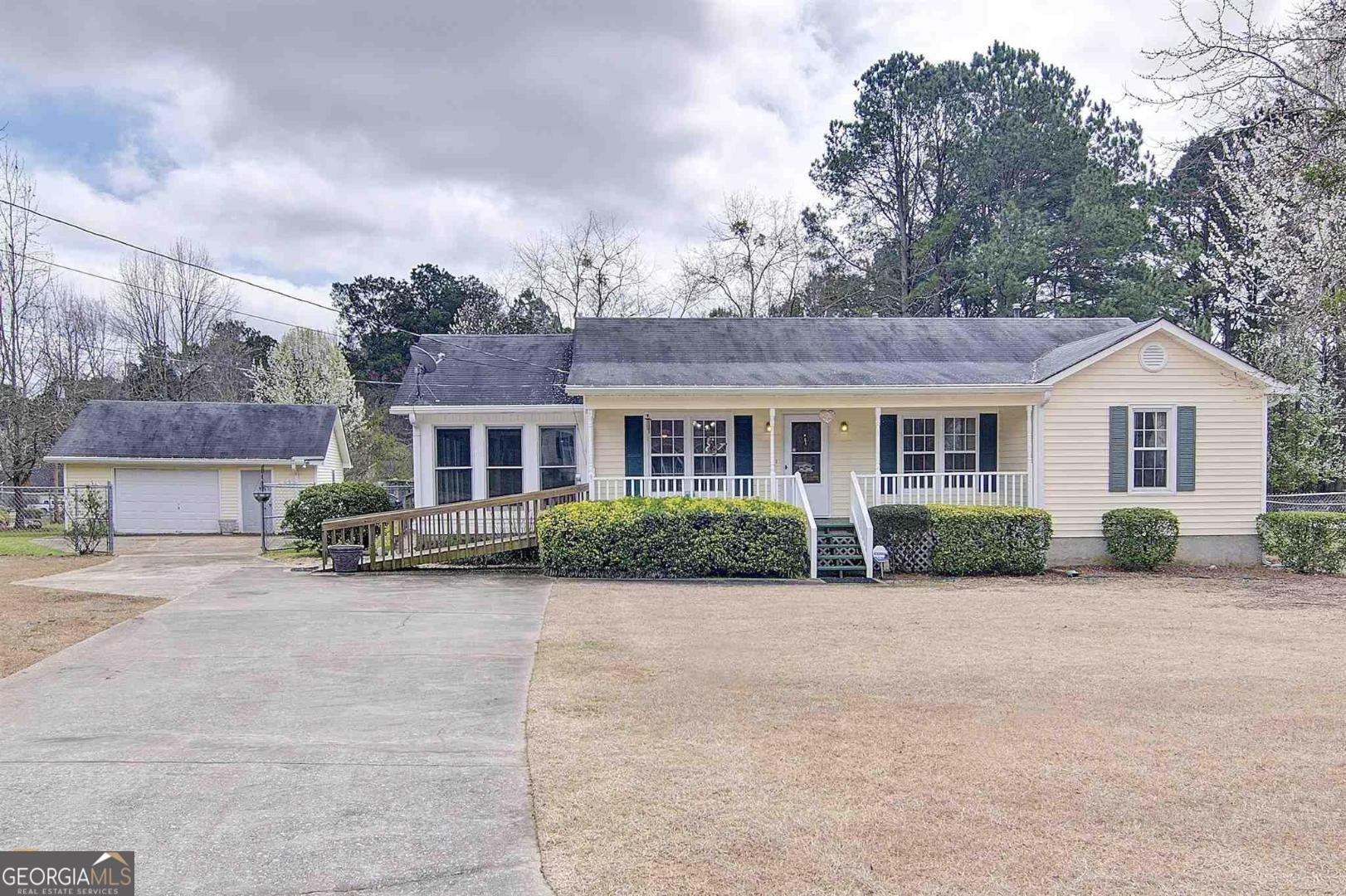Beautiful 3BR/2BA for rent, located in Downtown Hampton. Bright & Open layout with private backyard. Schedule your tour today this move in ready gem won't last long.