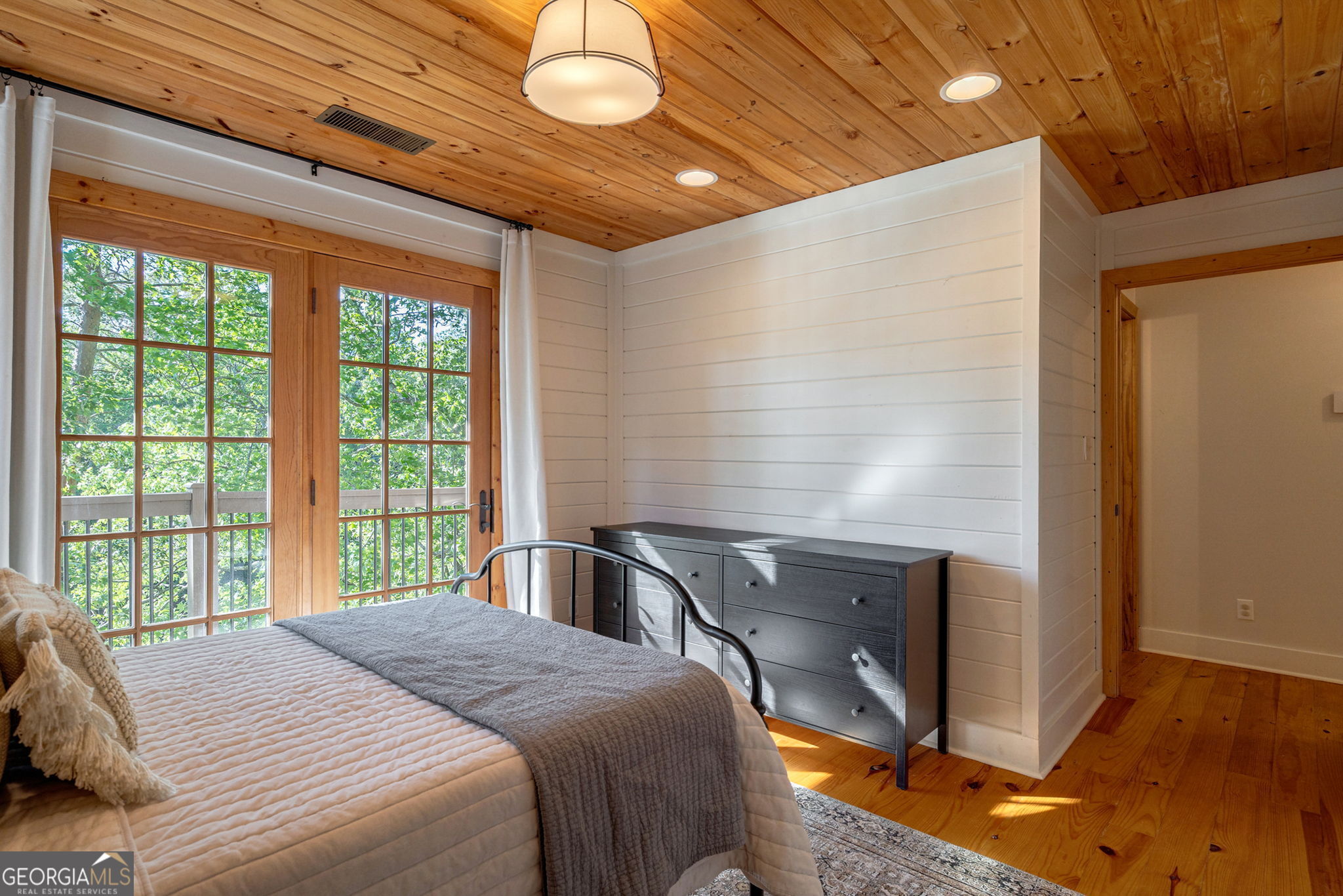 Gainesville, Georgia 30506, United States, 3 Bedrooms Bedrooms, ,3 BathroomsBathrooms,Residential,Pending,137462