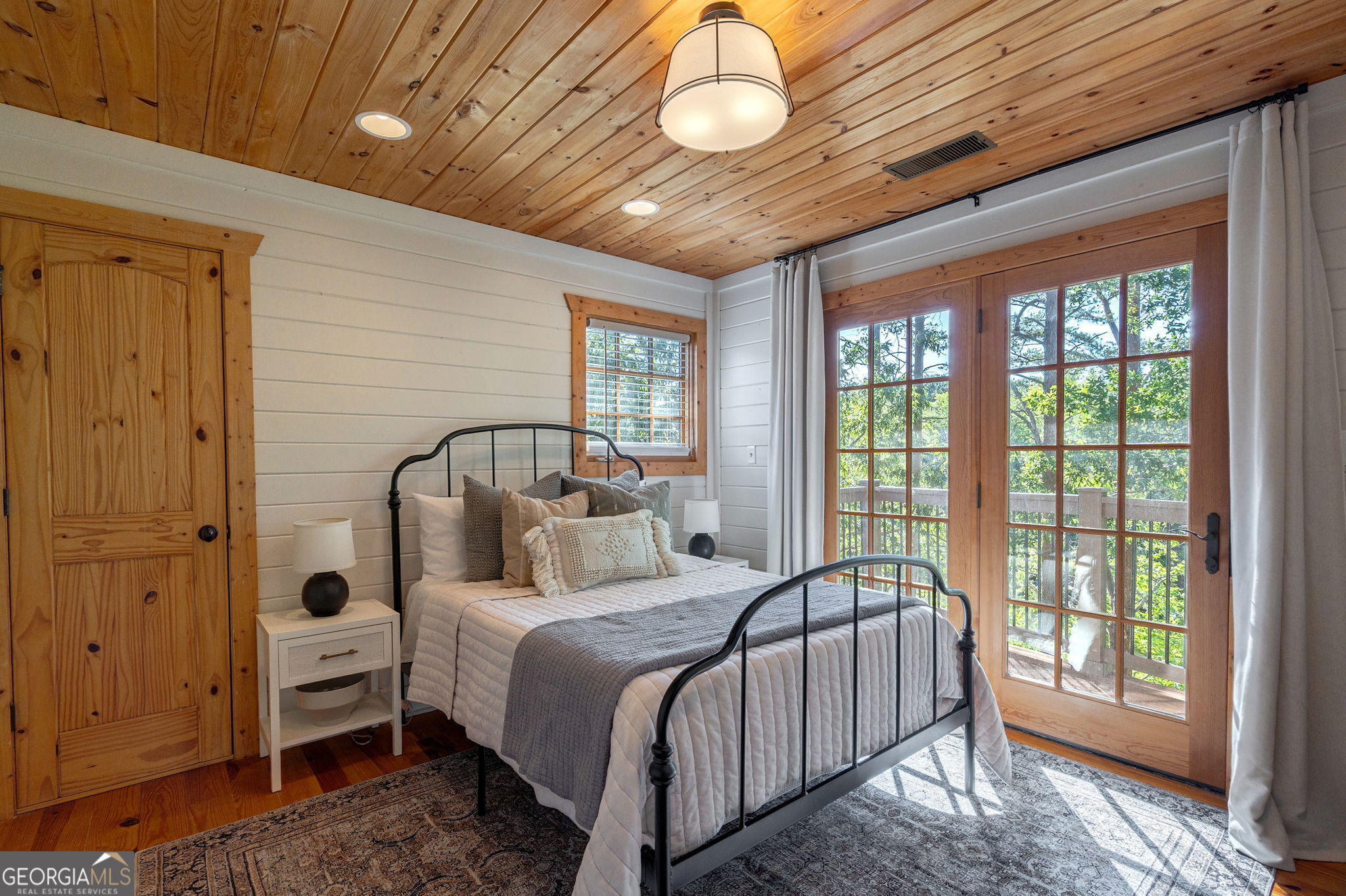 Gainesville, Georgia 30506, United States, 3 Bedrooms Bedrooms, ,3 BathroomsBathrooms,Residential,Pending,137462