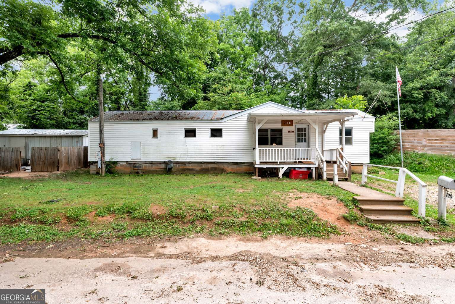 Attention Investors and DIY enthusiast. This is your next Money Maker! This 2 Bedroom 1 Bathroom home has an after repair value of $120,000.00. Sitting on a private very wide lot with a separate shop for storage. Great location, walking distance to downtown Toccoa. This would make a great flip or add it to your portfolio for a rental. Don't miss your opportunity at this one! OPEN TO OFFERS! OWNER MOTIVATED!