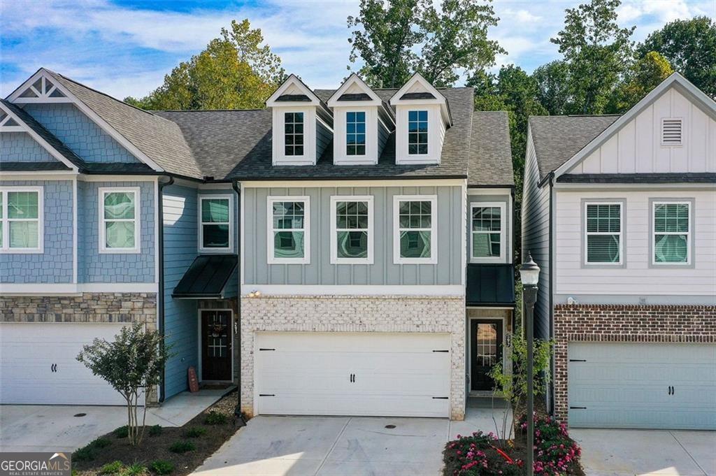 Fairly new home, with 3 Bedroom/ 2.5 bathroom, SS appliances,  refrigerator, washer/dryer included.  Has a small backyard, and Spectacular home in Canton, in the close vicinity of hwy 575, restaurants, shopping, schools and many more.