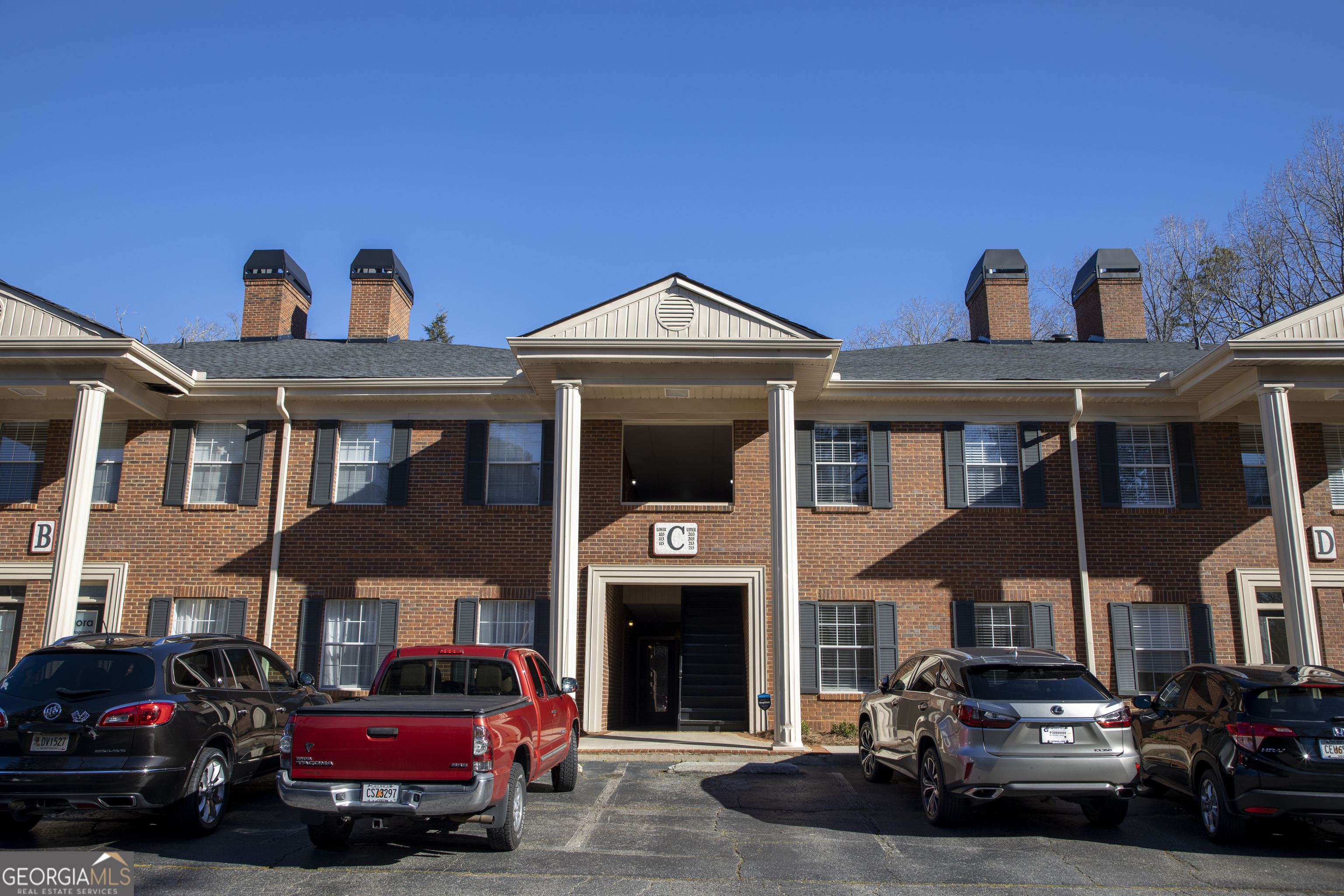 Photo 1 of 17 — 425 E Crossville RD, Roswell, GA 30075