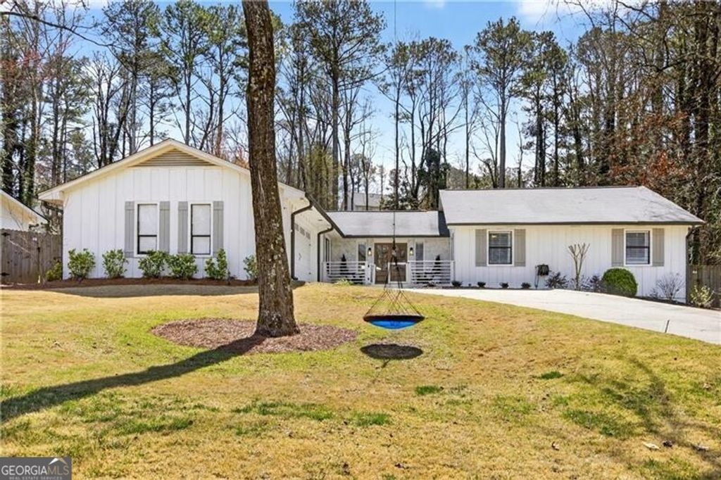 Photo of 5484 Woodberry Circle, Marietta, GA 30068 (MLS # 10709149)